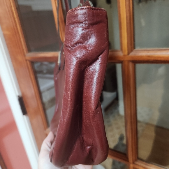 Brown Shoulder Bag with Glossy Finish and Elegant Design - Picture 5 of 11